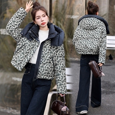 时尚印花连帽羽绒服女2024冬季洋气独特别致小个子短款白鸭绒外套，女装羽绒服，歌伊格美