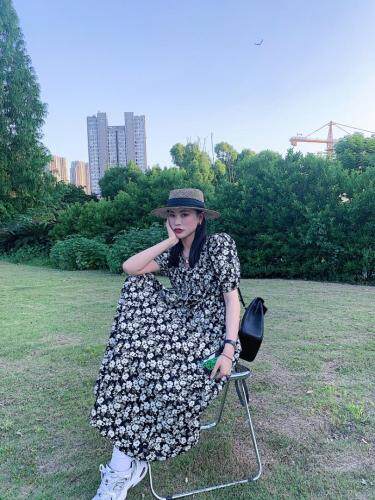 V领碎花连衣裙，女装连衣裙，last name