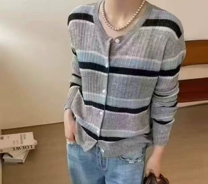 撞色条纹精纺羊毛圆领开衫图片