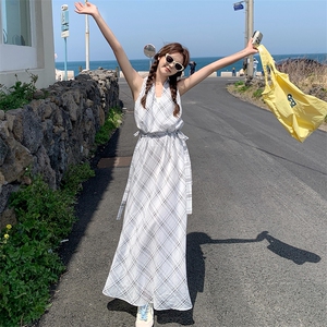 氛围感无袖挂脖格纹连衣裙女2025夏季新款韩系度假风收腰显瘦长裙图片