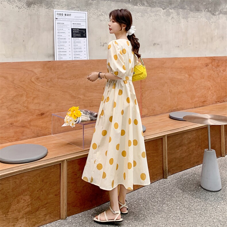 茶歇法式圆波点连衣裙女夏2025新款度假风v领泡泡袖桔梗收腰长裙图片
