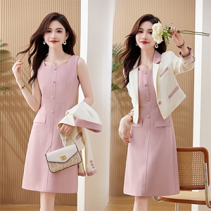粉色背心连衣裙子小香风短外套2024秋季女装秋装搭配一整套，女装连衣裙，贝蕾酷儿