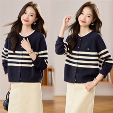 韩系学院风条纹长袖针织衫外套女春秋季新款小熊刺绣外搭毛衣开衫，女装羊毛衫，艾米