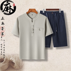 浅灰上衣＋深蓝短裤