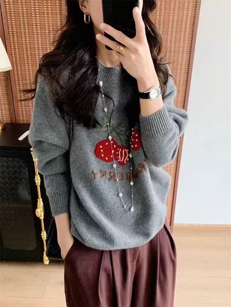 草莓刺绣圆领毛衣女秋冬山羊绒宽松慵懒风软糯针织衫上衣图片