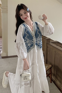 文艺风穿搭白色长袖连衣裙配牛仔马甲女春秋超火好看绝美长裙套装图片