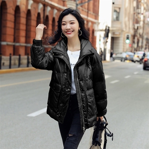 时尚新款女装短款立领休闲宽松抽绳轻薄鸭绒外套图片
