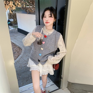 灰色韩系针织爱心扣马甲套装女春季2025新款减龄蕾丝衫百搭两件套图片