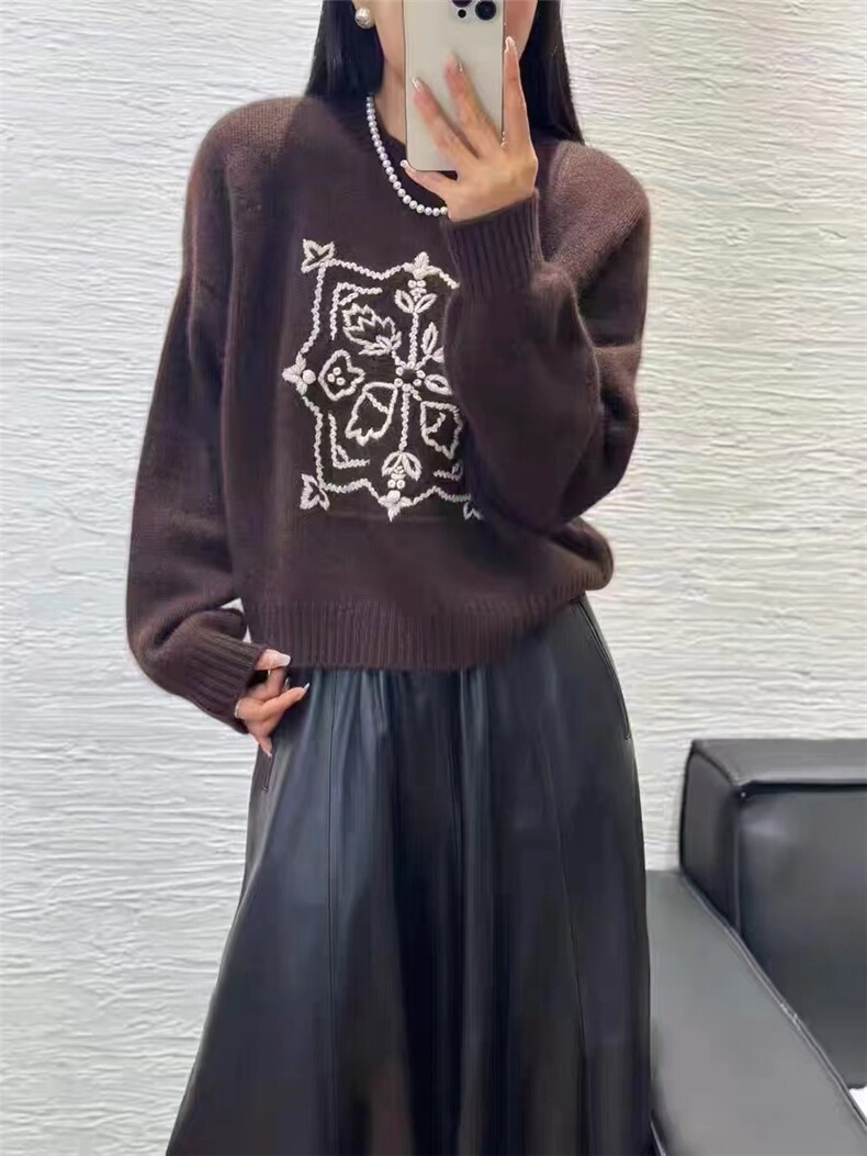 秋冬新款圆领山羊绒衫女绣花打底衫简约套头毛衣图片