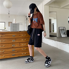 黑色