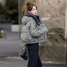 时尚印花连帽羽绒服女2024冬季洋气独特别致小个子短款白鸭绒外套，女装羽绒服，歌伊格美