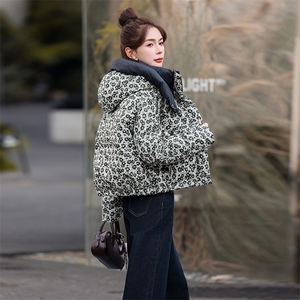 时尚印花连帽羽绒服女2024冬季洋气独特别致小个子短款白鸭绒外套图片