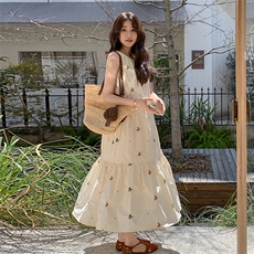 俏皮减龄绣花连衣裙女2025新款夏季高级感减龄超好看设计感连衣裙，女装连衣裙，2C258