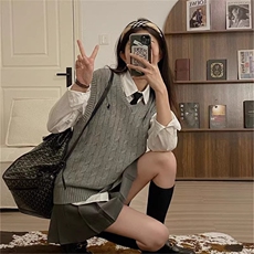 2024年秋季时尚气质V领百搭无袖显瘦套头纯色马甲，女装马甲，德聚羊绒