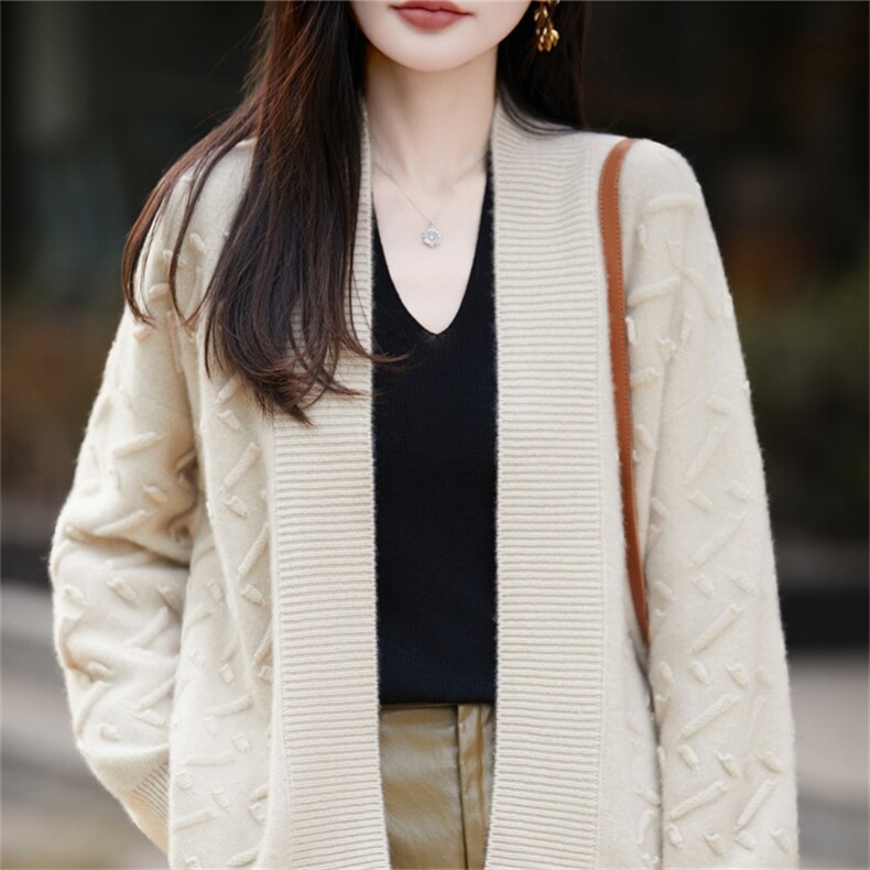 老钱风V领麻花纹针织开衫女2025新款100纯羊毛宽松毛衣外套慵懒风，女装羊毛衫，迅太羊绒