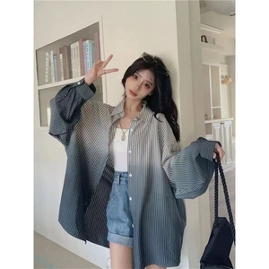 新款大码女装宽松渐变色条纹设计感休闲POLO领衬衫图片