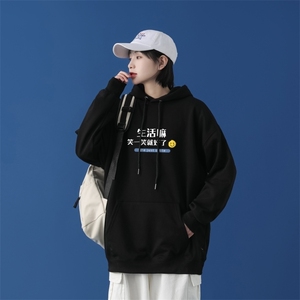 L2471P48中性模特潮流元素潮趣文字字母印花常规款连帽卫衣男图片