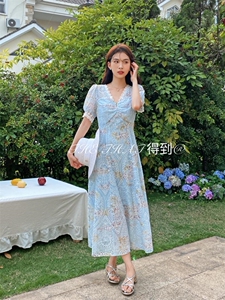 夏季刺绣花纹连衣裙图片