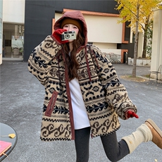 现货费尔岛印花环保羊羔毛拼接连帽90绒2C282-201P255K388，女装羽绒服，2C282