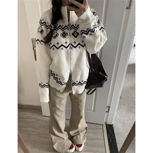 费尔岛白色拉链半高领毛衣外套女秋冬季宽松加厚针织开衫立领上衣图片