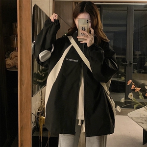 网红款2025秋上新潮牌连帽冲锋衣外套女宽松户外登山服 C785-100图片
