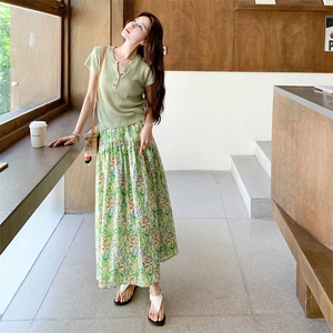 小清新碎花半身裙套装女2025夏季新款独特漂亮纯色针织上衣两件套图片