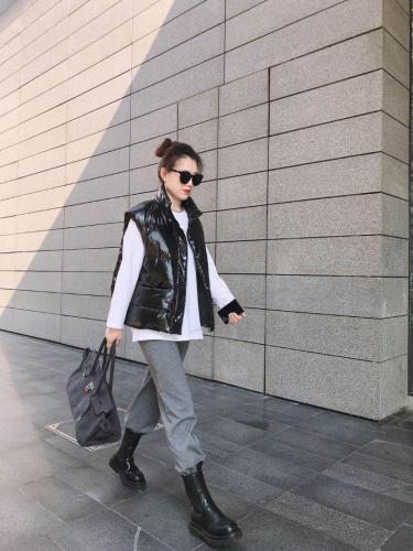 9829
款包容性非常强的马甲简单百搭整个冬季都可以搭,女装马甲,蓝衣可