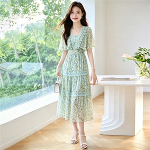 法式减龄小碎花连衣裙女2026夏新款修身收腰度假风气质长裙图片