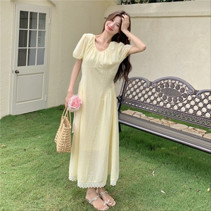 法式蕾丝花边浅黄色连衣裙女夏2025新款小个子显瘦爆款巨好看裙子图片