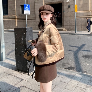 水衣源2693款圆领提花料新中式狐狸毛袖短款女式羽绒服图片