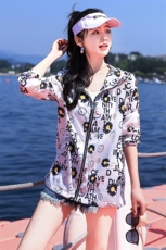 2022年夏季薄款宽松型抽象图案长袖连帽拉链防晒服外套，女装短外套，依倍林