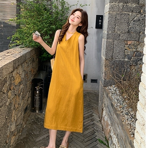 黄色简单大方的连衣裙女夏季2025新款宽松休闲松弛感无袖背心裙子图片