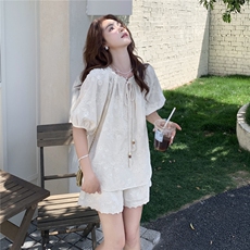 重工蕾丝刺绣套装女夏新款法式设计感显瘦休闲上衣阔腿短裤两件套，女装套装/套裙，2C203