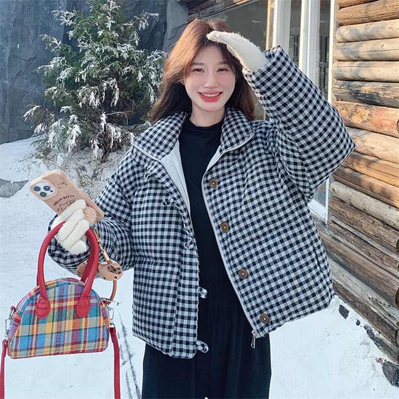 202024年冬季90白鸭绒羽绒服格子短款休闲立领胆排扣加厚，女装羽绒服，蝶眷