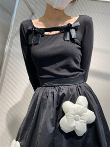 蝴蝶结打底小衫+花朵半裙图片