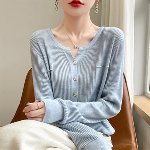圆领针织开衫女士洋气外搭宽松休闲百搭显瘦假兜长袖薄款彩扣上衣图片