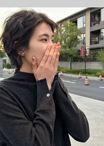 2025年秋季新款百搭女士长袖系扣半高领针织开衫图片