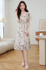 高级感V领雪纺碎花连衣裙女2025新款中长款显瘦遮肚气质a字裙夏季，女装连衣裙，艾米