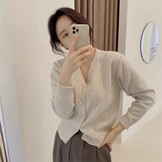 时尚百搭女士秋季新款V领四扣针织开衫简约显瘦长袖毛衣外套，女装针织衫/毛衣，悦玛羊绒