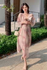 粉色浪漫度假风长裙女2025年夏季新款法式V领收腰显瘦雪纺长裙，女装连衣裙，2C088
