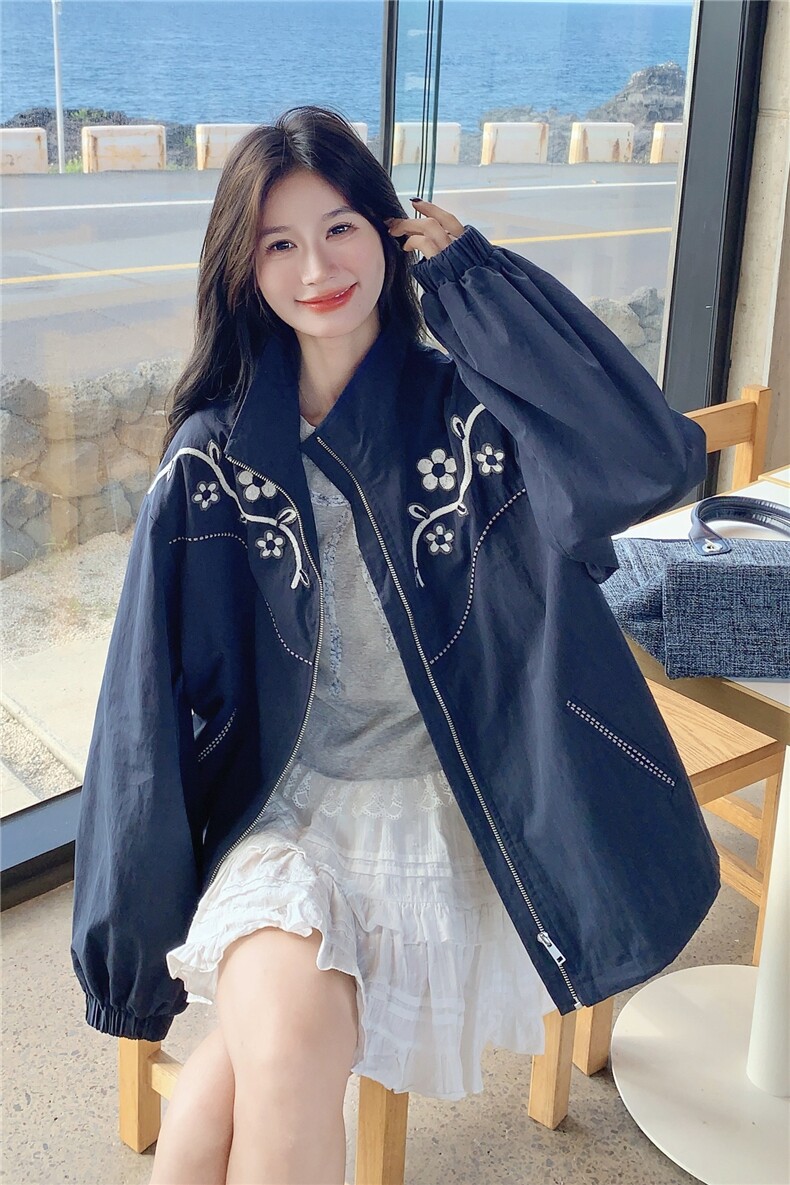 藏青色别致刺绣休闲风外套女2025年春秋季新款韩系松弛感时尚夹克,女装风衣,2C218