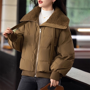 羊羔毛拼接大翻领羽绒服女2024冬新款小个子短款时尚加厚保暖外套