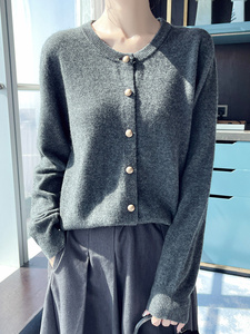 随意穿搭~圆领珍珠扣女纯山羊绒衫针织开衫长袖新毛衣外套图片