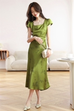 2026夏季新款绿色蝴蝶印花连衣裙方领泡泡袖收腰开叉缎面气质裙，女装连衣裙，艾米