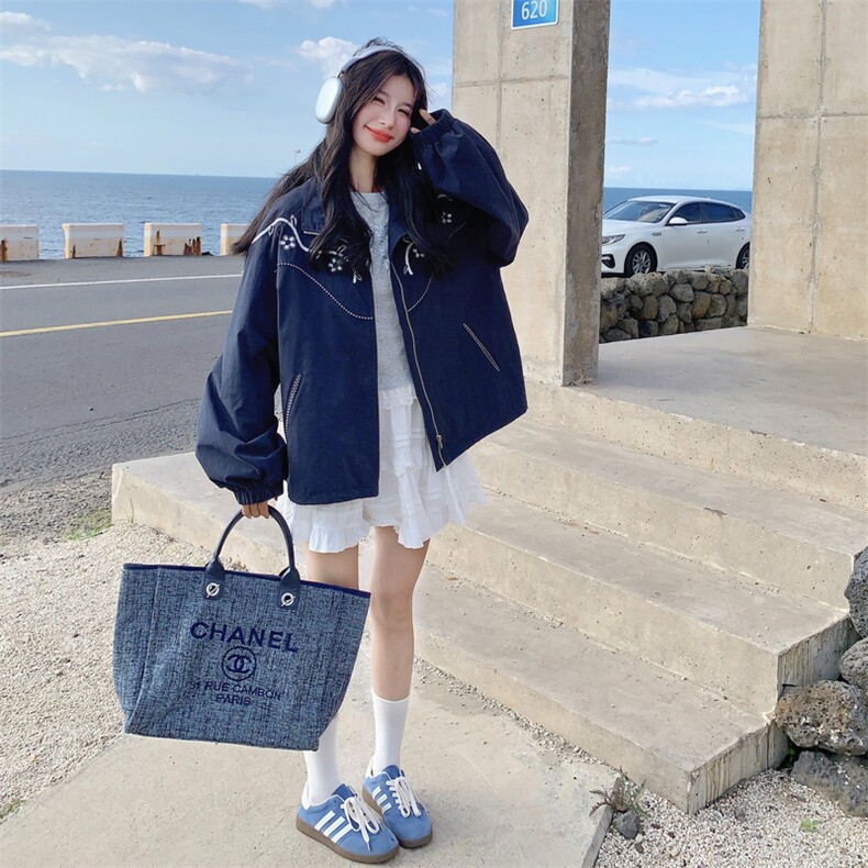藏青色别致刺绣休闲风外套女2025年春秋季新款韩系松弛感时尚夹克,女装风衣,2C218