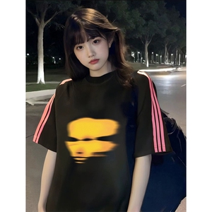 抖音得物品质二开240克宽松纯棉美式潮牌印花三条杠中性风短袖T恤图片