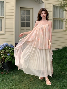 粉色温柔风雪纺印花吊带裙女夏季新款甜妹绝美仙气别致森系连衣裙图片