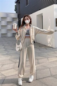 初恋温柔奶杏色2022年春秋新款字母撞色时尚运动休闲套装两件套女图片