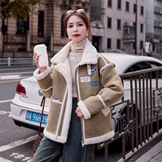 现货冬新款拼接复合皮毛一体时尚保暖服短款外套百搭休闲韩系加绒，女装皮草，韩蜜菓