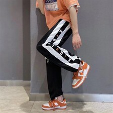 黑色